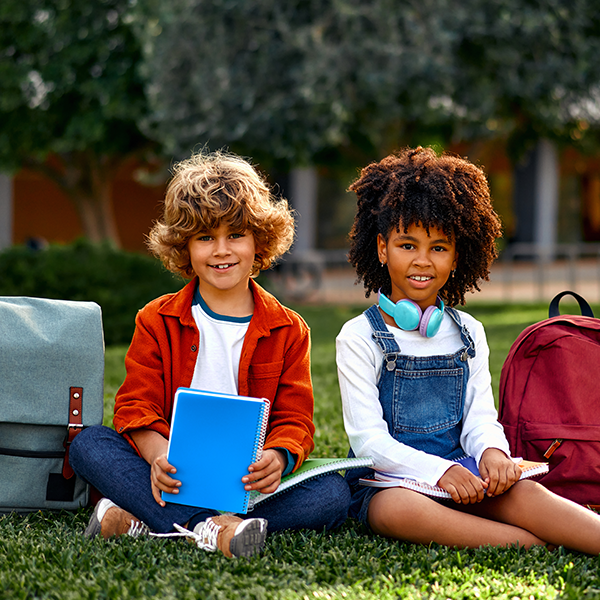 Bambina alla scuola elementare usa il pc