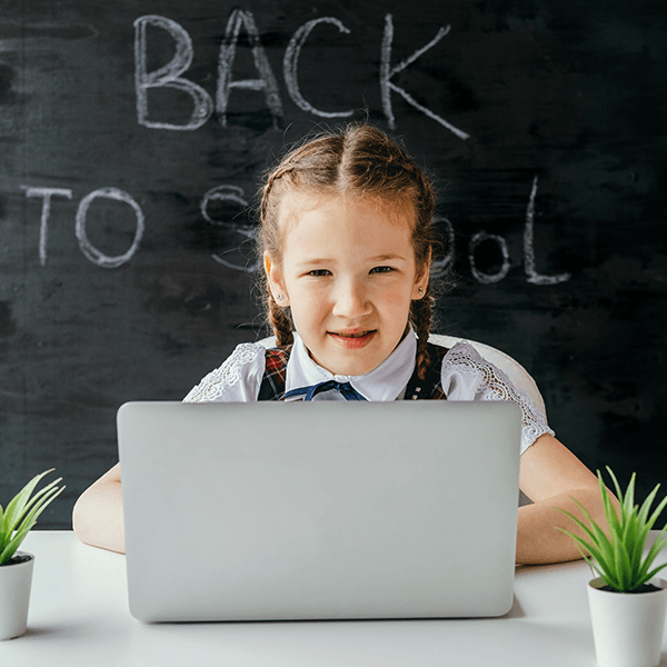 Bambina alla scuola elementare usa il pc